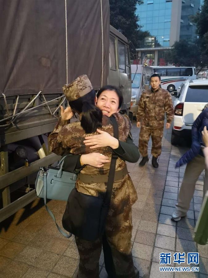 (新型肺炎疫情防控)(1)陆军军医大学医疗队连夜驰援武汉