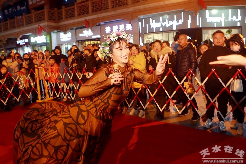 大地湾女神和东方微笑惊艳天水步行街图