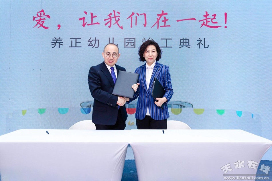 (潘石屹与青青藤董事长张敬签约)