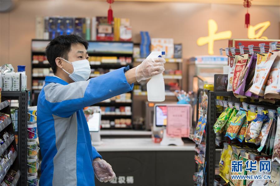 (在习近平新时代中国特色社会主义思想指引下——新时代新作为新篇章·习近平总书记关切事·图文互动)(10)当亿万只手紧握在一起……——战“疫”一线感受中国力量