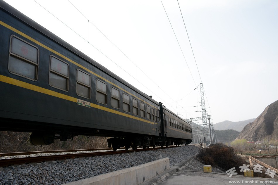 折向西经秦州区天水镇,经陇南市黄诸关,成县接入兰渝铁路陇南西站