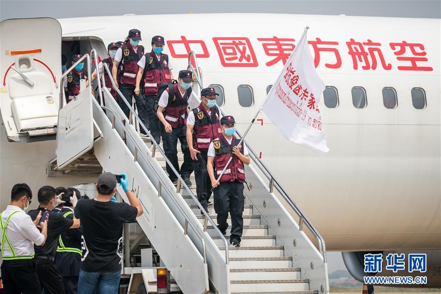 (国际疫情)(1)中国抗疫医疗专家组抵达老挝