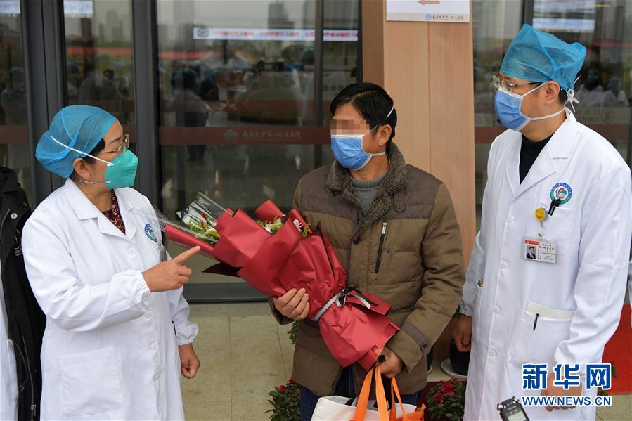 (在习近平新时代中国特色社会主义思想指引下——新时代新作为新篇章·习近平总书记关切事·图文互动)(10)口罩挡不住你的美——战“疫”一线巾帼掠影