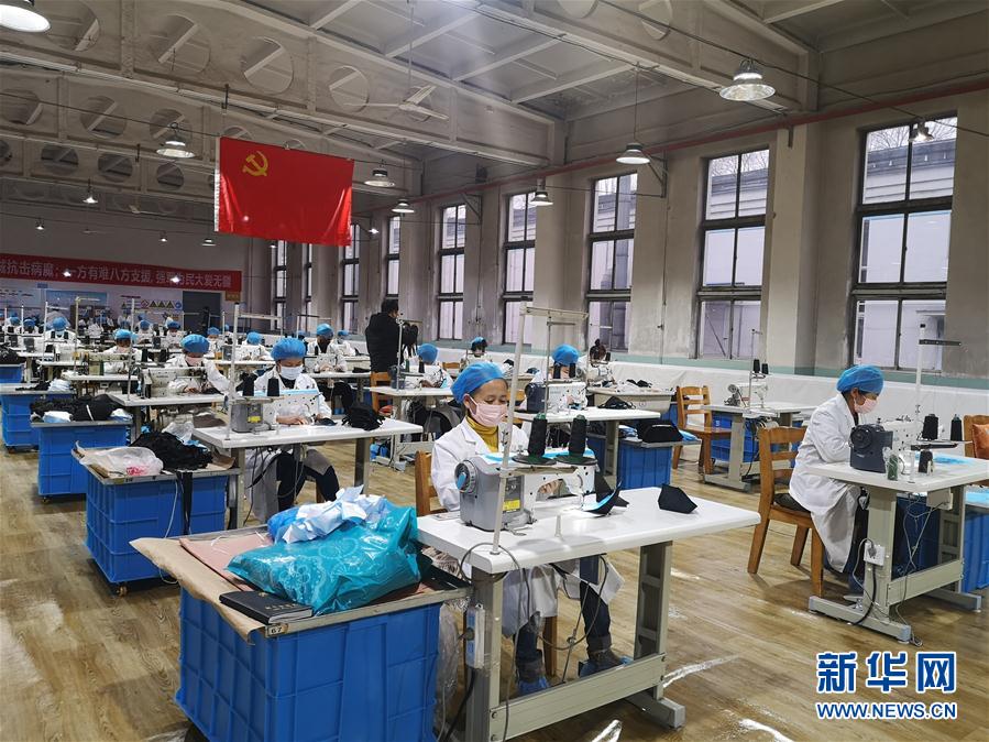 (在习近平新时代中国特色社会主义思想指引下——新时代新作为新篇章·习近平总书记关切事·图文互动)(11)口罩挡不住你的美——战“疫”一线巾帼掠影