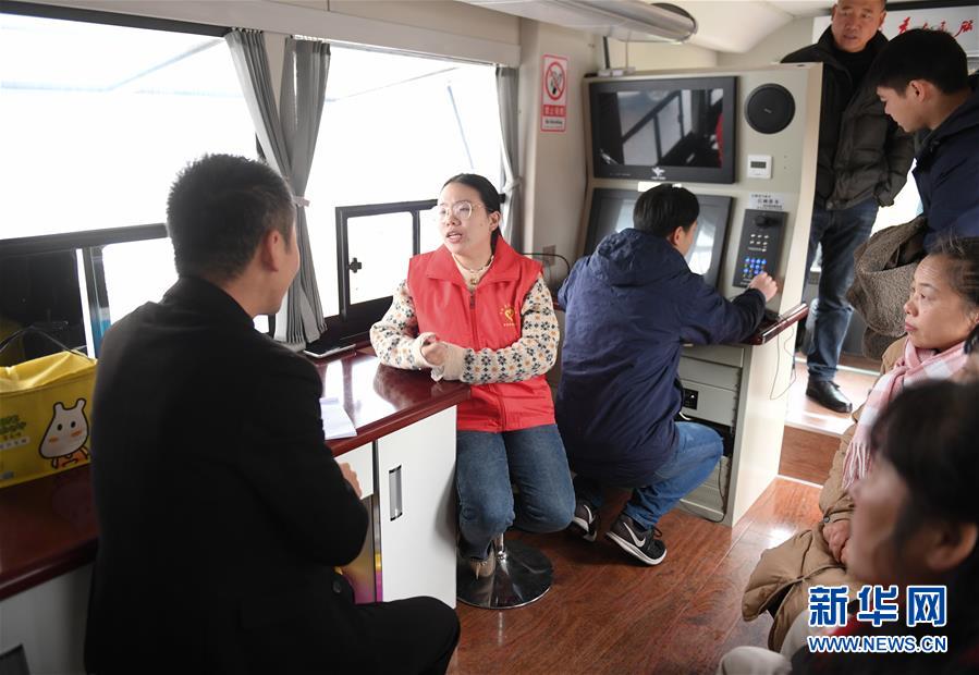 (新华全媒头条·总书记推动的改革身边事·行政体制改革篇·图文互动)(3)特写:追问“一件事”
