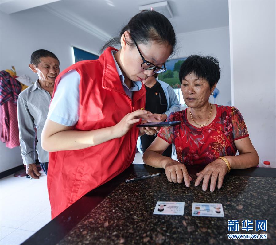 (新华全媒头条·总书记推动的改革身边事·行政体制改革篇·图文互动)(5)特写:追问“一件事”