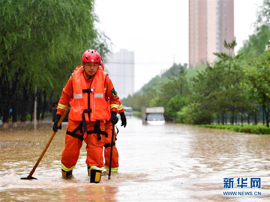 (社会)(1)青海西宁:强降水引发城市积水