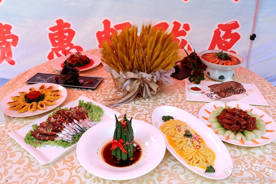 首页 新闻中心 天水新闻 清水>正文(天水在线主播萌萌在美食街进行"