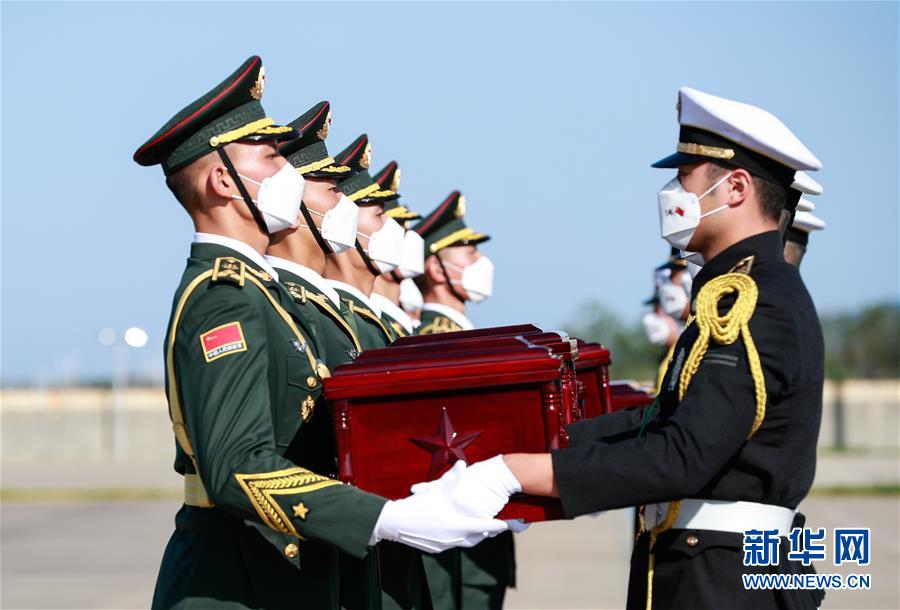 (国际)(3)第七批在韩中国人民志愿军烈士遗骸交接仪式在韩国举行