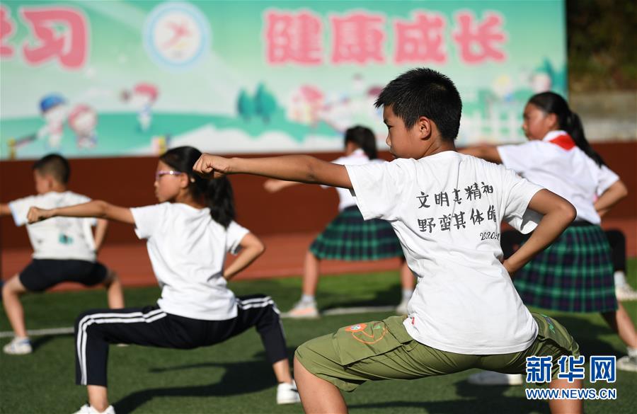 (习近平的小康故事·图文互动)(3)“文明其精神,野蛮其体魄”——习近平同少年儿童的故事
