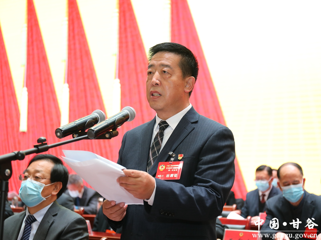 (曹明忠主持大会开幕式)