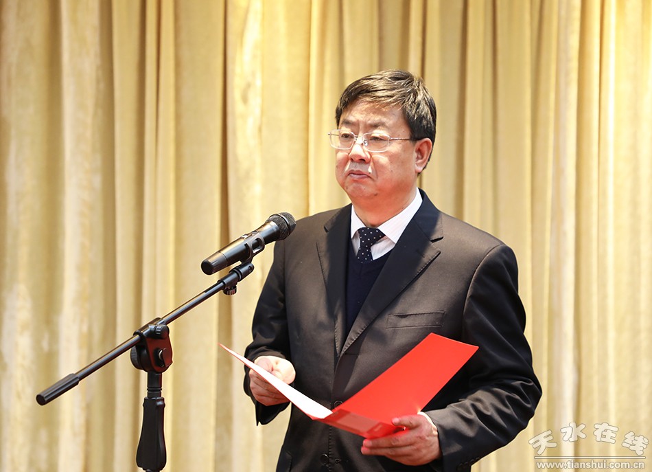 秦州区九届人大一次会议新当选人员向宪法宣誓(图)