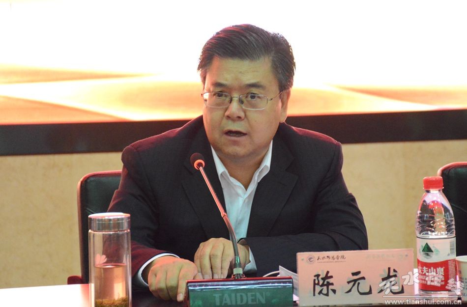 (省社科联党组书记,副主席陈元龙讲话.
