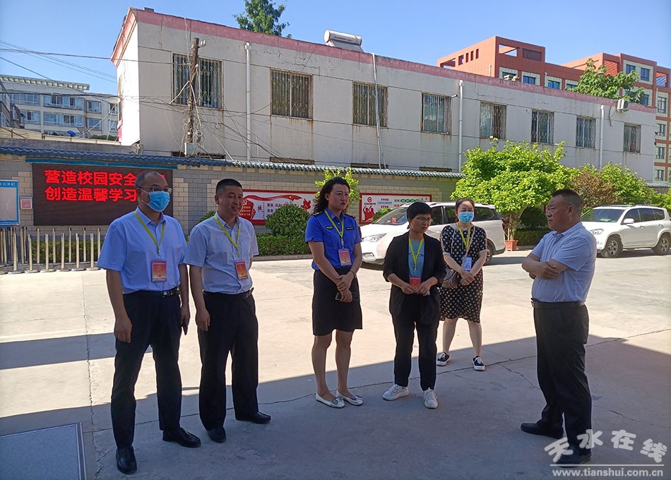 胡小云,区人大常委会副主任王欢,区政府副区长马小军,景怡带领督查组