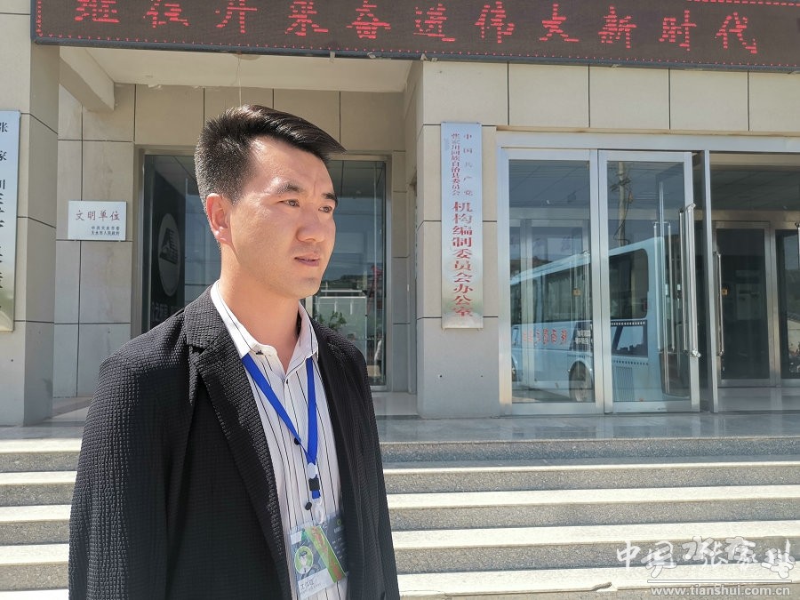 张家川出门务工挣票子就业帮扶暖人心图