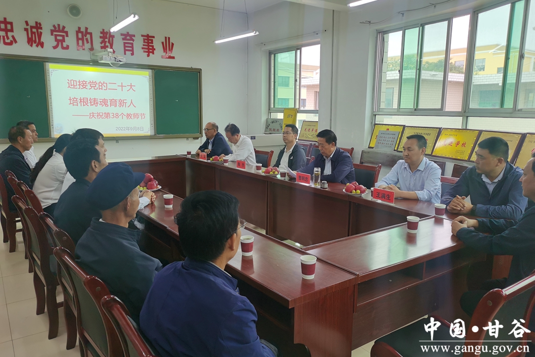 县政协主席曹明忠带领教育局负责人来到甘谷四中,看望慰问谢家湾,武家