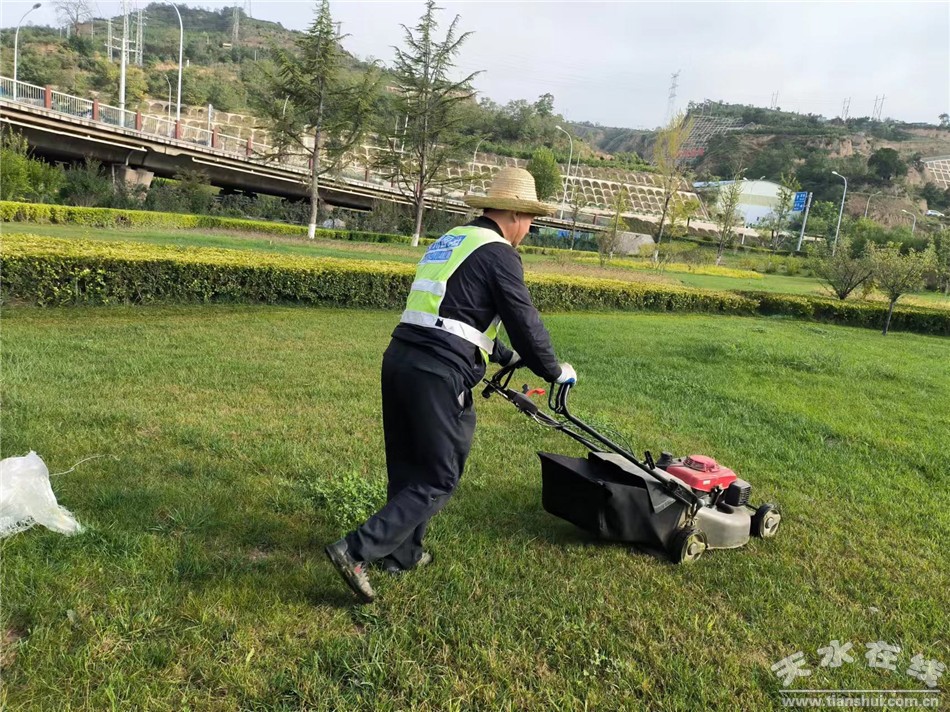 城区绿化提品质 焕发新颜迎国必赢网址庆(图)(图2)