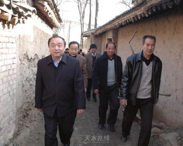 2月14日,市委副书记、市长张广智慰问扶贫点困